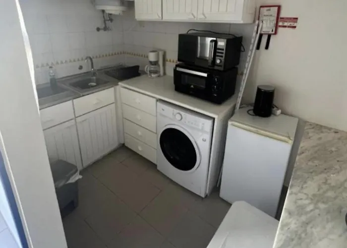 1-bed - Sleeps 4 - Free Parking Apartment